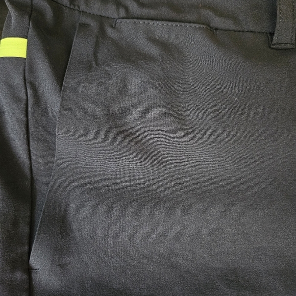 Nike Golf Dry-Fit Black and Green Bermuda Shorts Size 12 - Picture 5 of 9